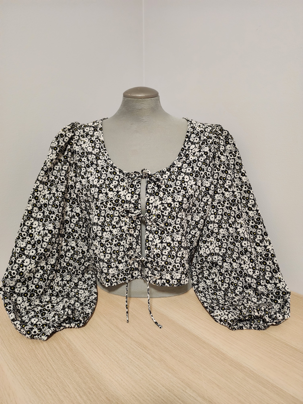 Levi's Black White Floral Babydoll Tie-Front Crop Blouse Puff Sleeve Size L
